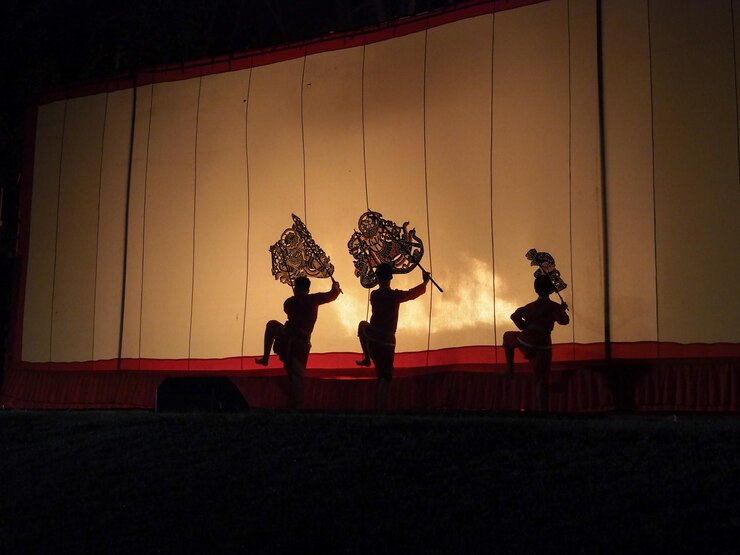Photo silhouette of people dancing on stage