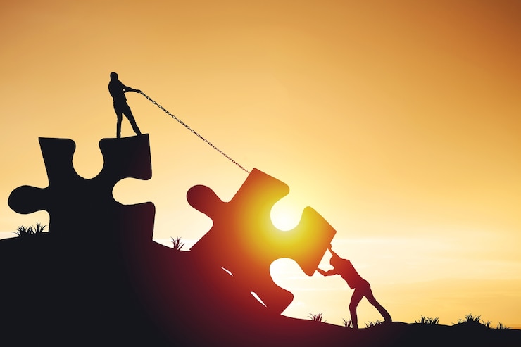 Photo silhouette people helping to connect jigsaw and puzzle to success