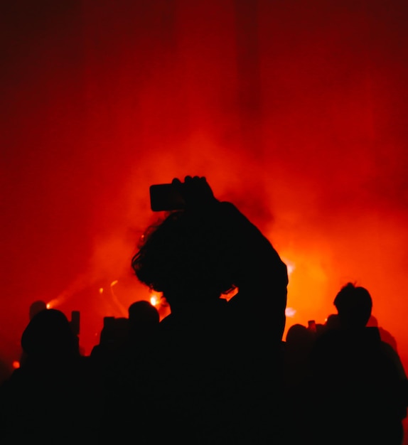 Photo silhouette people at music concert