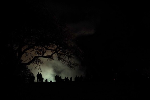 Foto silhouette di persone di notte