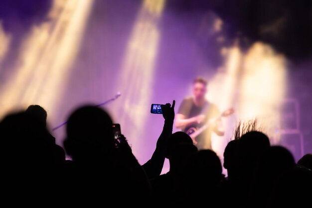 Фото Силуэт людей, фотографирующих на музыкальном концерте