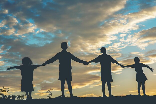 Photo silhouette people standing against sky during sunset