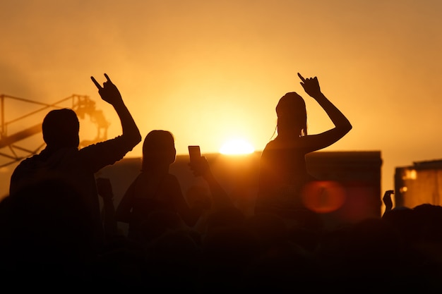 Silhouette di persone nel tramonto in vacanza