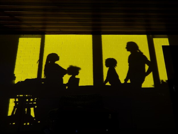 Photo silhouette of people on wall