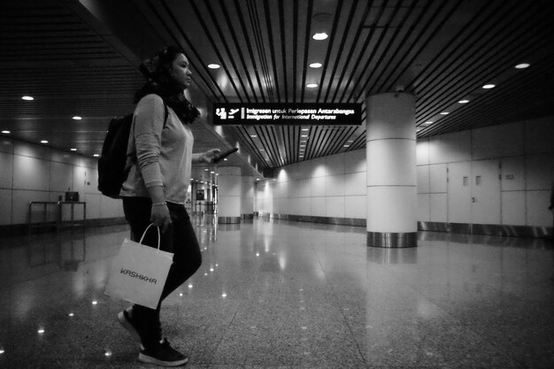 Foto silhouette della persona in un terminal aeroportuale