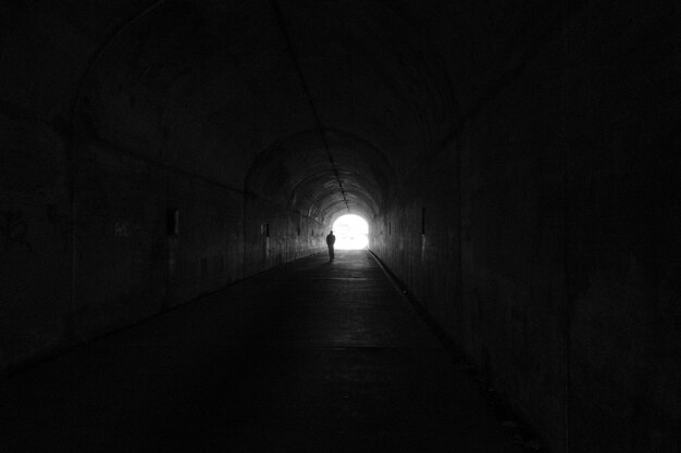 사진 어두운 터널에 있는 실루 인물