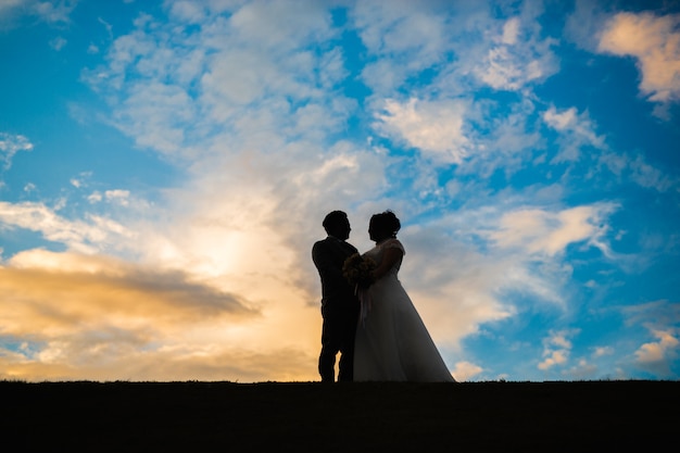 Photo silhouette picture of husband and wife