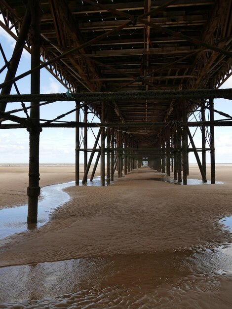 Photo silhouette of pier on beach