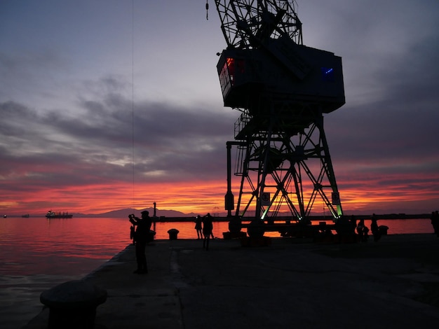 Foto silhouette di un molo sul mare contro il cielo durante il tramonto