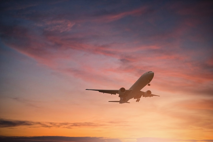 Photo silhouette of plane fly on sky during sunset.