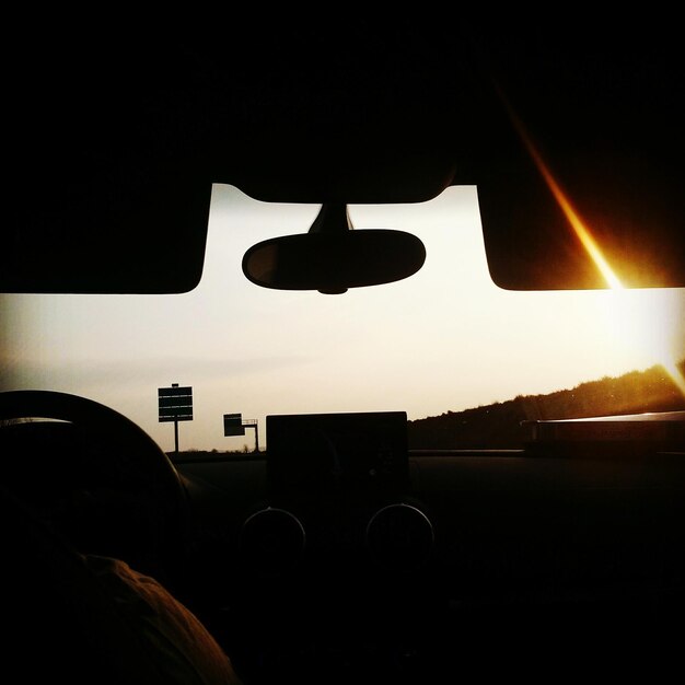 Photo silhouette of rear view mirror