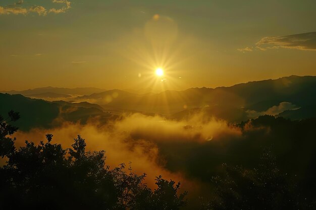 シルエット 朝早くに山の上に昇る太陽