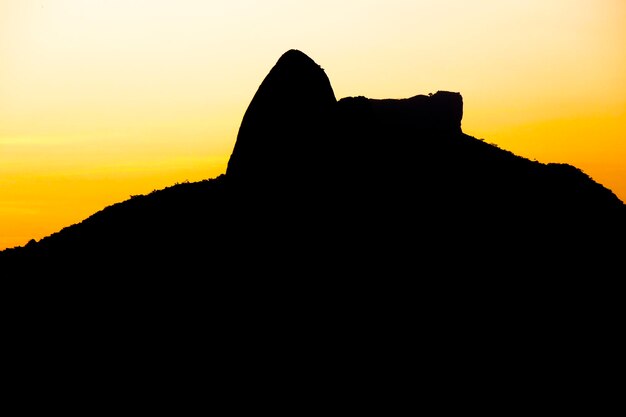 Photo silhouette of rock formations against sky