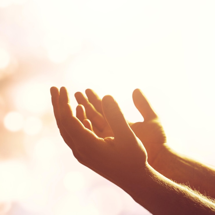 Photo silhouette rosary against cross in hand