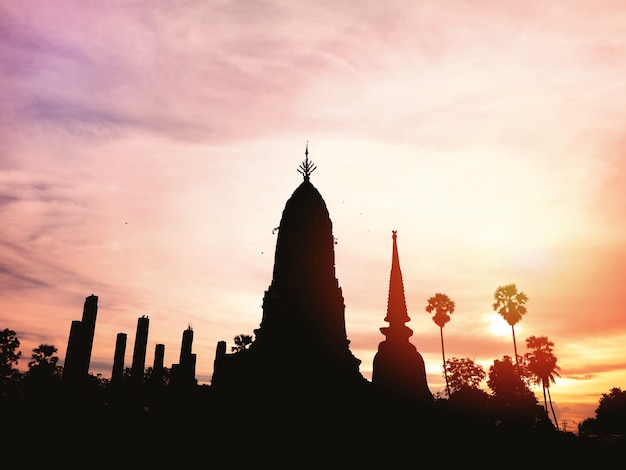 Photo silhouette ruin old temple at historical park thailand.