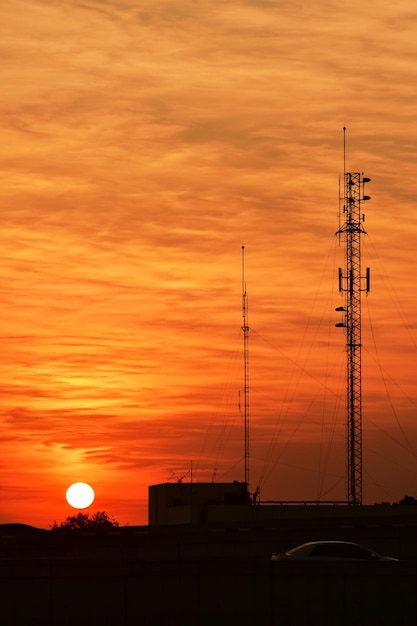 Foto silhouette di una barca a vela contro un cielo arancione