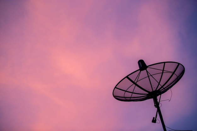 写真 夕暮れの空の背景にシルエット衛星皿