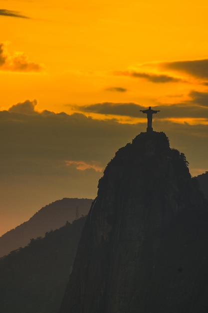 Foto scultura a silhouette sulla roccia contro il cielo durante il tramonto