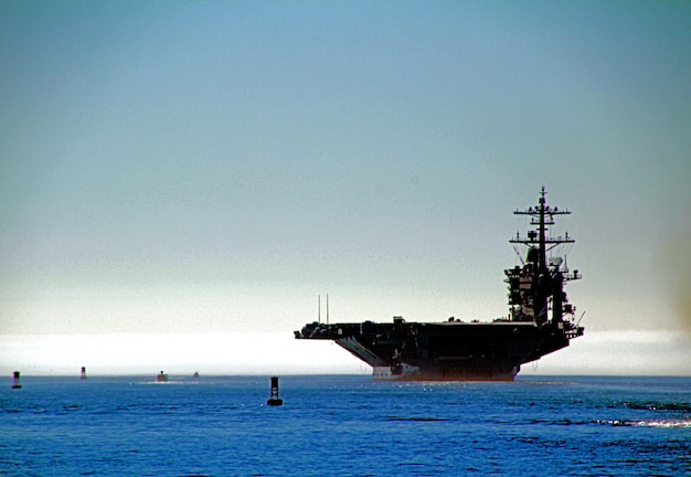 Foto silhouette nave in mare contro un cielo limpido