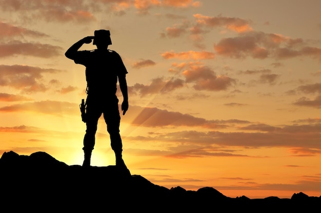 La siluetta di un soldato saluta al tramonto