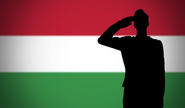 Foto silhouette di un soldato che saluta contro la bandiera dell'ungheria