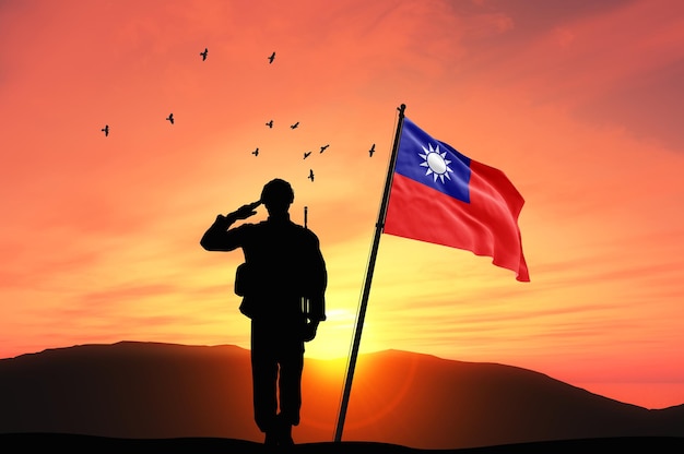 Foto silhouette di un soldato con la bandiera di taiwan sullo sfondo di un tramonto o un'alba