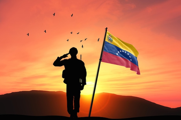 Foto silhouette di un soldato con la bandiera del venezuela sullo sfondo di un tramonto o un'alba