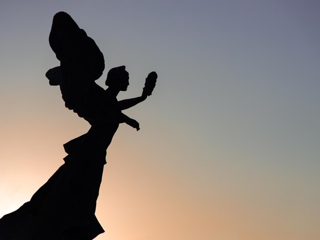 Foto silhouette di una statua al tramonto a roma