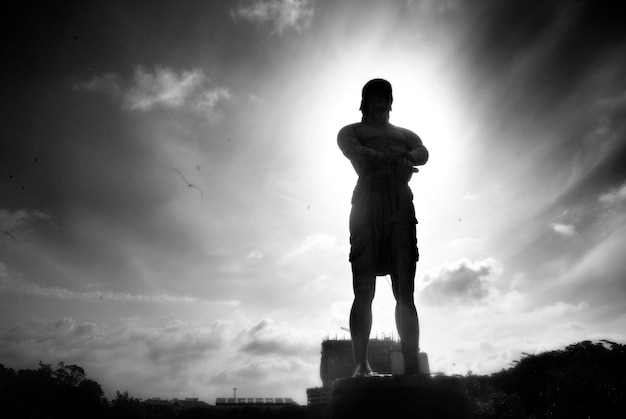 Photo silhouette of statue