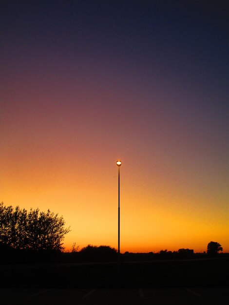 Foto luce di strada a silhouette contro un cielo limpido al tramonto