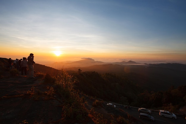 Silhouette alba sul parco nazionale di doi inthanon nella provincia di chiang mai thailandia