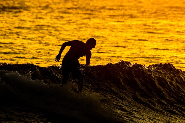 Silhouette Surfer bij zonsondergang op Tenerife, Canarische Eilanden, Spanje