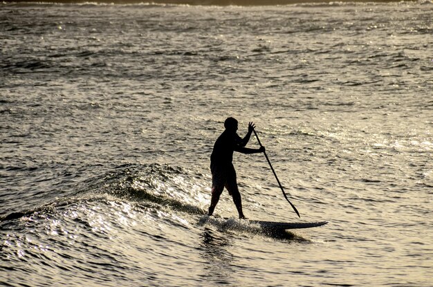 Foto silhouette surfer al tramonto a tenerife canarie spagna