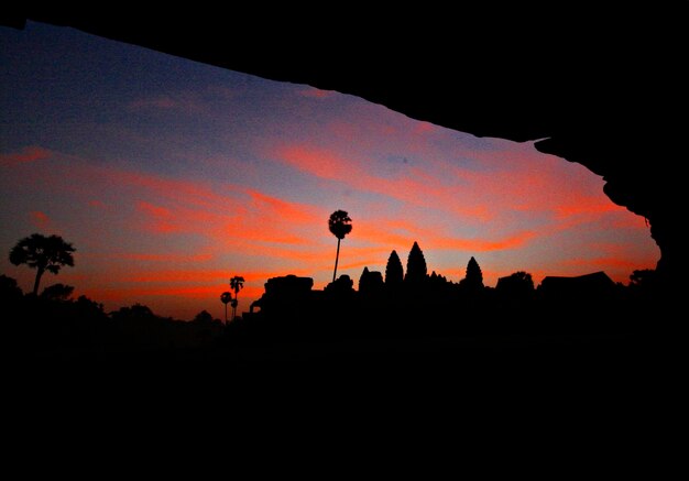 Photo silhouette temple against cloudy sky at sunset