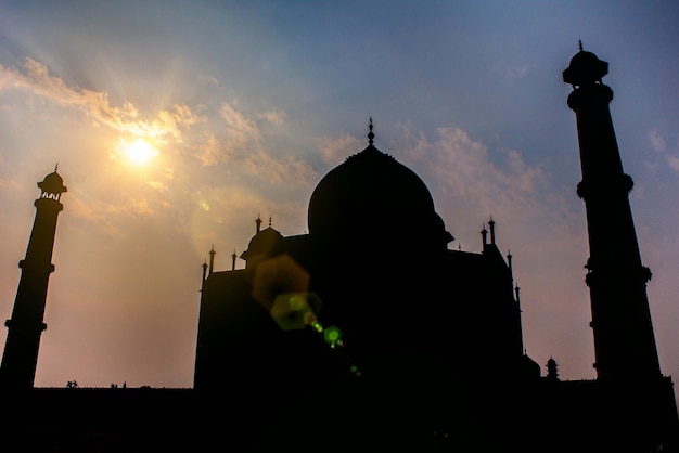 Photo silhouette of temple against sky at night