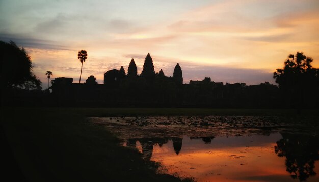 Photo silhouette of temple building against sky during sunset