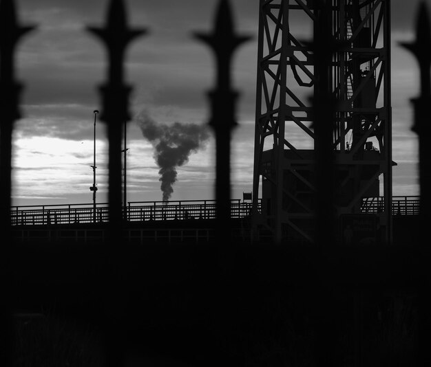 Photo silhouette tower against cloudy sky at dusk