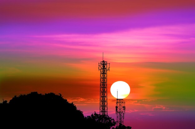 Foto torre a silhouette contro il cielo arancione