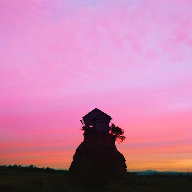 Foto silhouette torre sul campo contro il cielo durante il tramonto