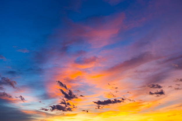 ラグーンの背景にシルエットの夕暮れの空