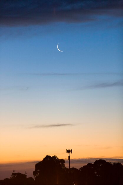 夕暮れの空に照らされた風力タービンのシルエット