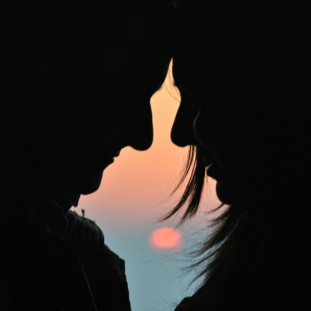 Photo silhouette of woman against sky