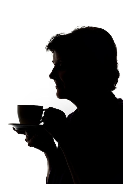 Фото Силуэт женщины, пьющей кофе на белом фоне