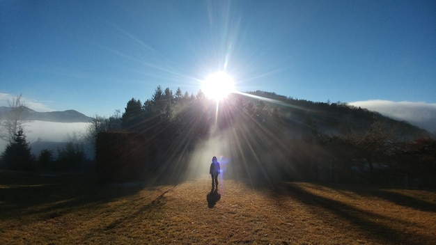 Foto silhouette donna sul campo contro il cielo