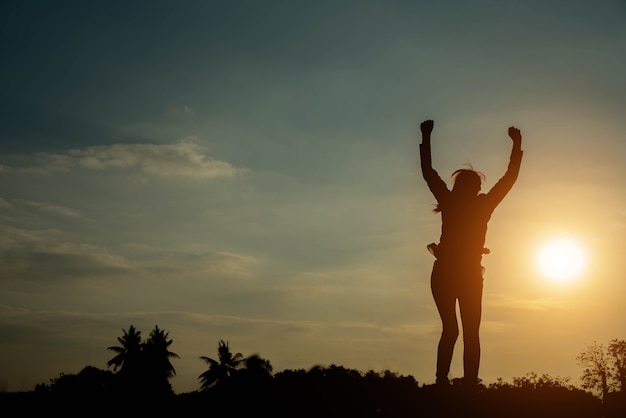 Photo silhouette woman jump with happy