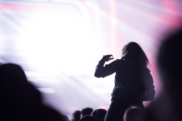 Photo silhouette of woman photographing at music concert