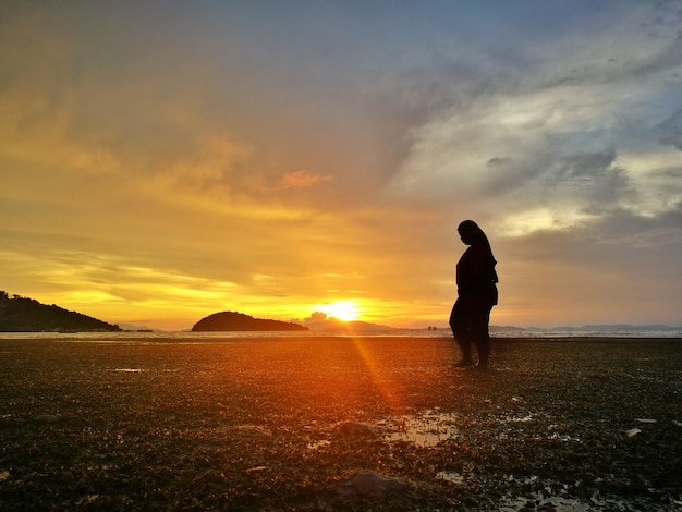 Силуэт женщины в море на вечер в Kohyaoyai, Phang nga, Таиланд