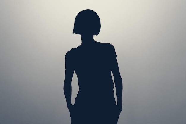 Photo silhouette woman standing against clear sky