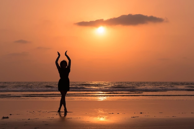 Photo silhouette of woman standing on beach