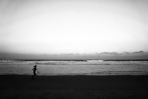 해변 에 서 있는 여자 의 실루 ⁇ 